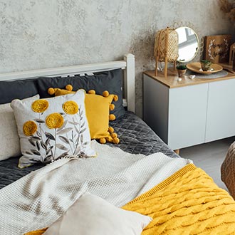 Bijela posteljina sa žutim dodacima – inspiracija